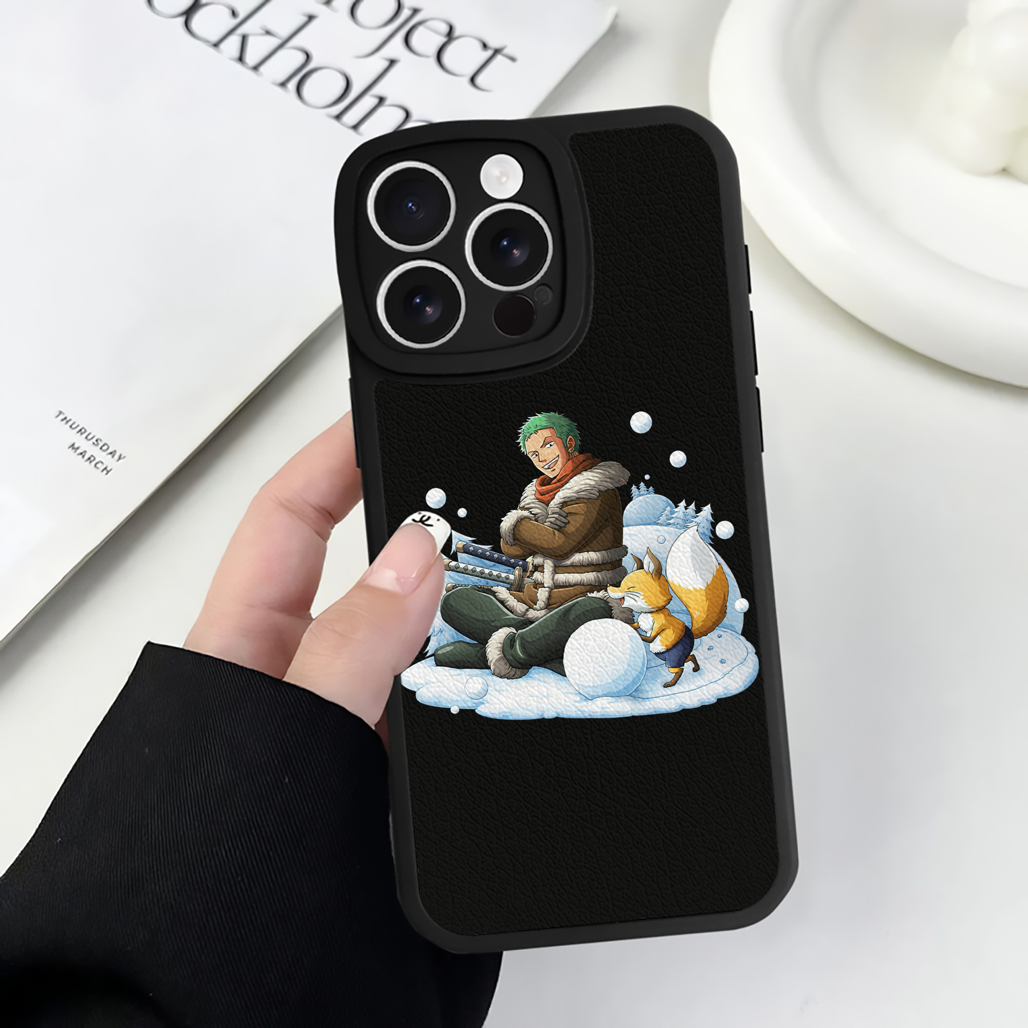 （画像用） ワンピース ロロノア・ゾロ ONE PIECE Roronoa Zoro 【iPhone 16シリーズ対応】シリコンスマホケース（レザー調） 材質：シリコン